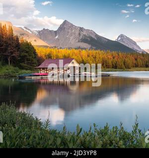 Lac Maligne au coucher du soleil dans le parc national Jasper, Alberta, Canada. Banque D'Images