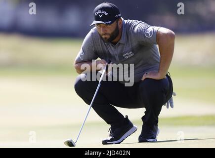 New York, États-Unis. 17th juin 2022. Jon Rahm d'Espagne réagit après avoir mis sur le 2nd trou dans le deuxième tour du Championnat d'Open des Etats-Unis 122nd au Country Club à Brookline, ma le vendredi, 17 juin 2022. Photo de John Angelillo/UPI crédit: UPI/Alay Live News Banque D'Images