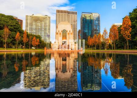 La fontaine de l'étang d'eau de Hyde Park dans le quartier des affaires de la ville de sydney est entourée de tours autour du mémorial de l'ANZAC et de feuilles jaunes d'automne. Banque D'Images