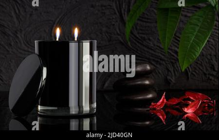 Bougies noires et pierres spa sur fond noir, gros plan. Composition du spa. MAQUETTE Banque D'Images