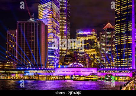 Quai circulaire sur les quais du port de Sydney au spectacle lumineux Vivid Sydney 2022. Banque D'Images