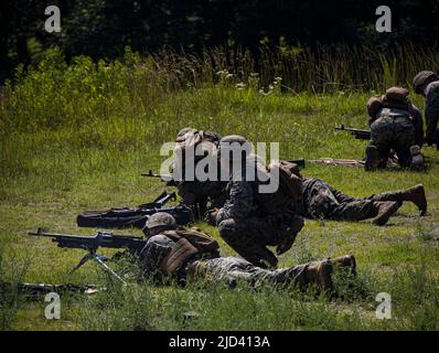 Casernes Marines avec la compagnie Alpha et la compagnie de garde a mené M240B mitrailleuses et l'équipe de soutien de l'incendie en direct à la base du corps des Marines Quantico, Virginie, 15 juin 2022. La gamme consistait à s'entraîner avec la mitrailleuse M240B, tout en supprimant le feu et en refusant à l'ennemi d'établir des positions de tir pour ses équipements de soutien au feu. La formation hone les capacités de Marines comme une équipe qui est capable de répondre à une crise ou une éventualité. (É.-U. Photo du corps marin par Cpl. Mark Morales) Banque D'Images