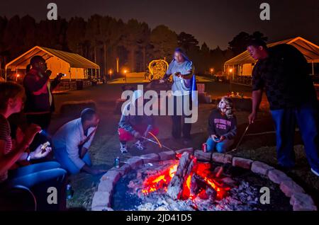 Les gens toast s mores over a bonfire, 25 septembre 2012, à Caledonia, Mississippi. S’mores est un vrai régal de feu de camp. Banque D'Images