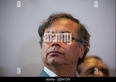 Bogota, Colombie. 17th juin 2022. Le candidat présidentiel de gauche Gustavo Petro de l'alliance politique 'Pacto Historico' donne une conférence de presse après la table de travail nationale avec ses alliés politiques à Bogota, Colombie 17 juin 2022. Photo par: Sebastian Barros/long Visual Press crédit: Long Visual Press/Alay Live News Banque D'Images