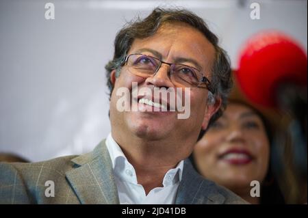 Bogota, Colombie. 17th juin 2022. Le candidat présidentiel de gauche Gustavo Petro de l'alliance politique 'Pacto Historico' donne une conférence de presse après la table de travail nationale avec ses alliés politiques à Bogota, Colombie 17 juin 2022. Photo par: Sebastian Barros/long Visual Press crédit: Long Visual Press/Alay Live News Banque D'Images