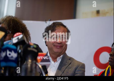 Bogota, Colombie. 17th juin 2022. Le candidat présidentiel de gauche Gustavo Petro de l'alliance politique 'Pacto Historico' donne une conférence de presse après la table de travail nationale avec ses alliés politiques à Bogota, Colombie 17 juin 2022. Photo par: Sebastian Barros/long Visual Press crédit: Long Visual Press/Alay Live News Banque D'Images