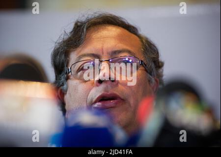 Bogota, Colombie. 17th juin 2022. Le candidat présidentiel de gauche Gustavo Petro de l'alliance politique 'Pacto Historico' donne une conférence de presse après la table de travail nationale avec ses alliés politiques à Bogota, Colombie 17 juin 2022. Photo par: Sebastian Barros/long Visual Press crédit: Long Visual Press/Alay Live News Banque D'Images