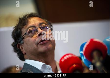 Bogota, Colombie. 17th juin 2022. Le candidat présidentiel de gauche Gustavo Petro de l'alliance politique 'Pacto Historico' donne une conférence de presse après la table de travail nationale avec ses alliés politiques à Bogota, Colombie 17 juin 2022. Photo par: Sebastian Barros/long Visual Press crédit: Long Visual Press/Alay Live News Banque D'Images