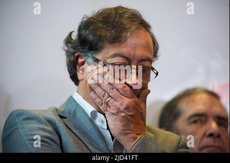 Bogota, Colombie. 17th juin 2022. Le candidat présidentiel de gauche Gustavo Petro de l'alliance politique 'Pacto Historico' donne une conférence de presse après la table de travail nationale avec ses alliés politiques à Bogota, Colombie 17 juin 2022. Photo par: Sebastian Barros/long Visual Press crédit: Long Visual Press/Alay Live News Banque D'Images