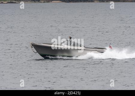 Un bateau tendre du yacht Triple Seven est vu se diriger vers le continent, mais il n'y a aucun signe de Tom à bord. Un yacht relié à Tom Cruise est devenu le parler du port de Lerwick dans le nord de l'Écosse. Le Triple Sevenyacht, qui rapporte suggère la star Top Gun louée pendant une pause de tournage du dernier film a Mission: Impossible en Angleterre, a navigué jusqu'aux îles Shetland de Cornwall pendant le week-end. Un homme ressemblant à une croisière a été repéré débarquant dans le grand bateau de Cornwall fin juillet, mais le privé Tom n'a pas discuté de ses quartiers flottants et les initiés suggèrent l'homme sp Banque D'Images