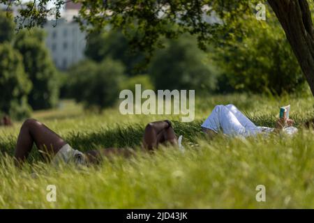 Londres, Royaume-Uni. 17th juin 2022. Les gens se reposent sur Primrose Hill à Londres, au Royaume-Uni, sur 17 juin 2022. Une canicule a frappé Londres vendredi. Crédit: Tim Ireland/Xinhua/Alamy Live News Banque D'Images