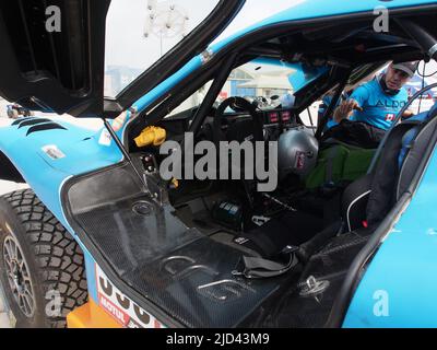 Century 390, David Bensadoun et Patrick Beaule, du Canada, équipe Aldo Racing, passent les questions techniques. Le rallye de Dakar se déroule cette année à 100% au Pérou. Banque D'Images