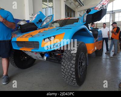 Century 390, David Bensadoun et Patrick Beaule, du Canada, équipe Aldo Racing, passent les questions techniques. Le rallye de Dakar se déroule cette année à 100% au Pérou. Banque D'Images