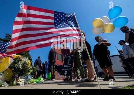 Los Angeles, Californie, États-Unis. 17th juin 2022. Les gens placent des signes, des ballons et des fleurs dans un mémorial de fortune en pleine croissance pour rendre hommage aux deux policiers d'El Monte tués plus tôt cette semaine, à El Monte, en Californie, sur 17 juin 2022. Les deux officiers de police ont été tués mardi dans une fusillade alors qu'ils enquêtaient sur une possible poignarder dans le motel de Los Angeles, et le suspect est mort sur les lieux, ont déclaré les autorités. (Credit image: © Ringo Chiu/ZUMA Press Wire) Credit: ZUMA Press, Inc./Alamy Live News Banque D'Images