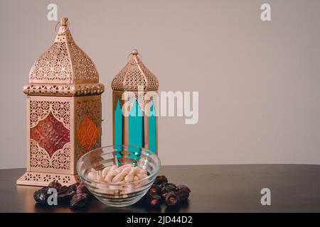 Lanterne arabe ornementale avec une bougie qui brille la nuit. Carte de vœux festive, invitation pour le mois sacré musulman de Ramadan Kareem (vacances d'Eid) Da Banque D'Images