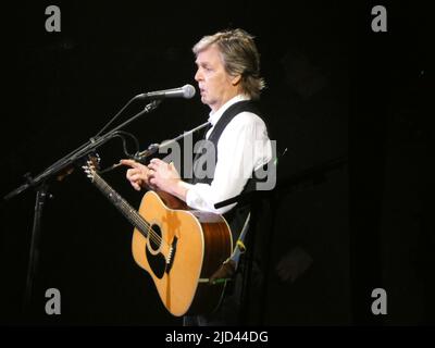 Met Live Stadium à Meadowlands, Rutherford, NJ, États-Unis. 16 juin 2022. Paul McCartney a fait son tour « Got Back 2022 » au stade met Life du New Jersey pour un concert de soirée d'anniversaire qui rappelle les autres. Crédit : ©Julia Mineeva/EGBN TV News/Alay Live News Banque D'Images