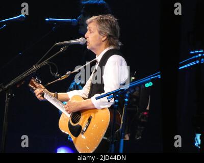 Met Live Stadium à Meadowlands, Rutherford, NJ, États-Unis. 16 juin 2022. Paul McCartney a fait son tour « Got Back 2022 » au stade met Life du New Jersey pour un concert de soirée d'anniversaire qui rappelle les autres. Crédit : ©Julia Mineeva/EGBN TV News/Alay Live News Banque D'Images