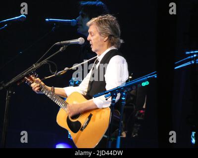 Met Live Stadium à Meadowlands, Rutherford, NJ, États-Unis. 16 juin 2022. Paul McCartney a fait son tour « Got Back 2022 » au stade met Life du New Jersey pour un concert de soirée d'anniversaire qui rappelle les autres. Crédit : ©Julia Mineeva/EGBN TV News/Alay Live News Banque D'Images