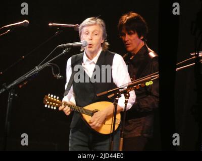 Met Live Stadium à Meadowlands, Rutherford, NJ, États-Unis. 16 juin 2022. Paul McCartney a fait son tour « Got Back 2022 » au stade met Life du New Jersey pour un concert de soirée d'anniversaire qui rappelle les autres. Crédit : ©Julia Mineeva/EGBN TV News/Alay Live News Banque D'Images