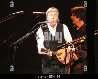 Met Live Stadium à Meadowlands, Rutherford, NJ, États-Unis. 16 juin 2022. Paul McCartney a fait son tour « Got Back 2022 » au stade met Life du New Jersey pour un concert de soirée d'anniversaire qui rappelle les autres. Crédit : ©Julia Mineeva/EGBN TV News/Alay Live News Banque D'Images