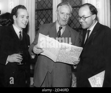 J.R.R. Tolkien (au centre), auteur britannique du Hobbit et du Seigneur des anneaux, au lancement britannique sur 14 mars 1968 à la salle Crosby à Chelsea du livre The Road Goes Ever On: A Song cycle, écrit par Tolkien avec la musique de Donald Swann (à droite). Un disque en LP de ce cycle de chansons a été enregistré plus tôt sur 12 juin 1967 comme Poèmes et chansons de la Terre moyenne, avec Donald Swann sur le piano et William Elvin (à gauche) chantant. L'album comprenait également Tolkien lui-même lisant six poèmes des aventures de Tom Bombadil. Banque D'Images