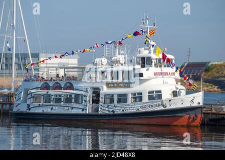 KRONSHTADT, RUSSIE - 28 JUILLET 2019 : le célèbre bateau à moteur 'Reeperbahn', sur lequel les Beatles, les Rolling Stones et la Reine se sont produits, en gros plan sur un soleil Banque D'Images