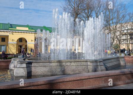 KRONSHTADT, RUSSIE - 01 MAI 2022 : fontaine de la ville en gros plan le jour ensoleillé de mai Banque D'Images