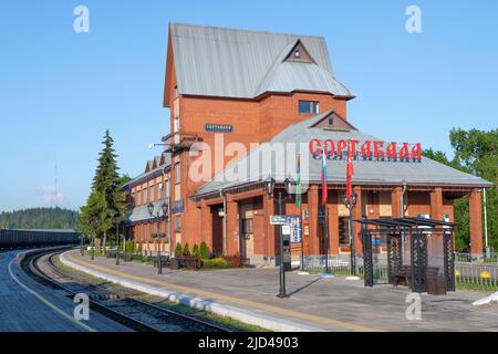 SORTAVALA, RUSSIE - 11 JUIN 2022 : construction de la gare ferroviaire dans une matinée ensoleillée de juin Banque D'Images