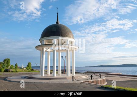 PETROZAVODSK, RUSSIE - 12 JUIN 2022 : belvédère-rotonde rond sur le remblai du lac d'Onega, le matin ensoleillé de juin. Banque D'Images