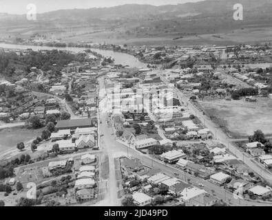 Vue aérienne de Murwilumbah en 1957, montrant la rue principale Banque D'Images