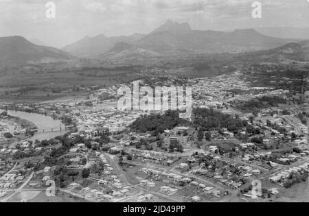 Vue aérienne de Murwilumbah en 1957, avec le mont Warning od Wollumbin, en arrière-plan. Banque D'Images