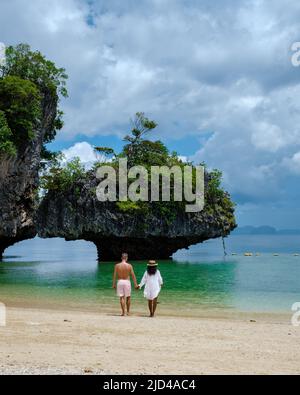 L'île de Koh Phakbia est proche de Koh Hong Krabi, une belle plage de sable blanc de Krabi en Thaïlande. Jeune femme asiatique et Européens sur la plage. Banque D'Images