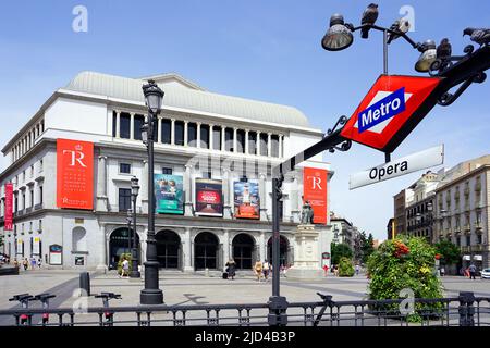 Teatro Real Opera House et l'entrée de la station de métro Opéra à la Plaza Isabel II, alias Plaza de Ópera, à Madrid Espagne. Banque D'Images