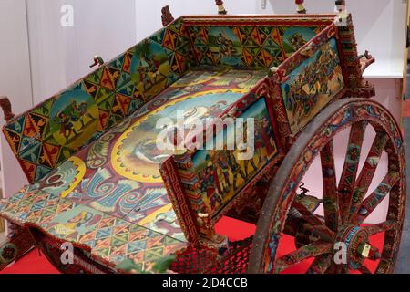 Chariot sicilien véhicule tiré par des chevaux utilisé pour le transport de marchandises, décoré avec des peintures simples représentant des faits historiques, des aventures et des batailles. Banque D'Images