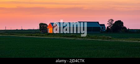 Vue panoramique sur une ferme hollandaise dans la lumière du soir Banque D'Images