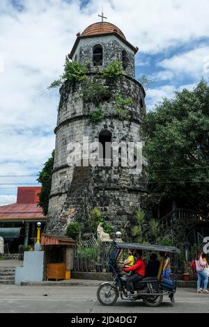 Dumaguete, Philippines - juin 2022 : beffroi de Dumaguete dans l'église de Santa Catalina de Alejandria à Dumaguete sur 17 juin 2022 dans Negros Oriental, P Banque D'Images