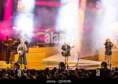 Tinley Park, États-Unis. 15th juin 2022. Emily Strayer, Natalie Maines et Martie Maguire des poussins sur 15 juin 2022, au Hollywood Casino Amphitheatre à Tinley Park, Illinois (photo par Daniel DeSlover/Sipa USA) crédit: SIPA USA/Alay Live News Banque D'Images