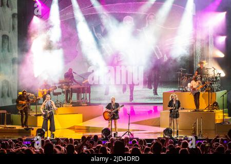 Tinley Park, États-Unis. 15th juin 2022. Emily Strayer, Natalie Maines et Martie Maguire des poussins sur 15 juin 2022, au Hollywood Casino Amphitheatre à Tinley Park, Illinois (photo par Daniel DeSlover/Sipa USA) crédit: SIPA USA/Alay Live News Banque D'Images