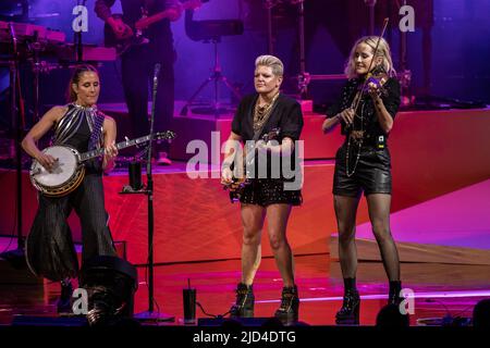 Tinley Park, États-Unis. 15th juin 2022. Emily Strayer, Natalie Maines et Martie Maguire des poussins sur 15 juin 2022, au Hollywood Casino Amphitheatre à Tinley Park, Illinois (photo par Daniel DeSlover/Sipa USA) crédit: SIPA USA/Alay Live News Banque D'Images