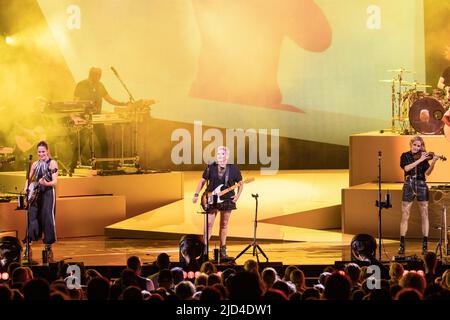 Tinley Park, États-Unis. 15th juin 2022. Emily Strayer, Natalie Maines et Martie Maguire des poussins sur 15 juin 2022, au Hollywood Casino Amphitheatre à Tinley Park, Illinois (photo par Daniel DeSlover/Sipa USA) crédit: SIPA USA/Alay Live News Banque D'Images