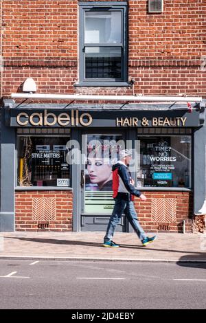 Epsom Surrey, Londres, 11 juin 2022, Homme passant devant Cabello Hair and Beauty Shop Front Banque D'Images