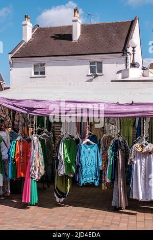 Epsom Surrey, Londres, 11 juin 2022, négociant de marché vendant une sélection de vêtements à la mode pour femmes Banque D'Images