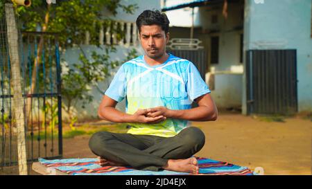 Portrait de l'homme indien dans les vêtements de sport faire du yoga en plein air au parc , Loisirs concept de mode de vie sain Banque D'Images