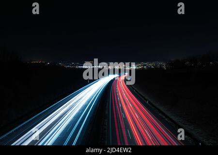 Sentiers légers sur l'autoroute 4 avec Dresde, Allemagne en arrière-plan Banque D'Images