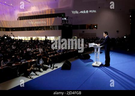 17 septembre 2018 - Séoul, Corée du Sud - le chef d'état-major présidentiel im Jong-seok s'adresse aux médias lors d'un briefing dans un centre de presse pour le sommet intercoréen à Séoul, Corée du Sud. Le haut responsable sud-coréen joue le rôle de principal acteur du sommet inter-coréen de cette semaine qui pourrait produire des progrès majeurs dans les efforts visant à débarrasser la Corée du Nord de son programme nucléaire.17 septembre 2018 – Séoul, Le chef d'état-major de la Corée du Sud, M. im Jong-seok, s'adresse aux médias lors d'un briefing dans un centre de presse pour le sommet intercoréen à Séoul, en Corée du Sud. Le haut fonctionnaire sud-coréen joue le jeu Banque D'Images