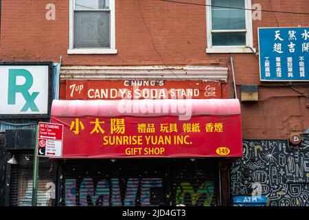 Stand Chung's Candy & Soda. Ancienne enseigne de magasin peinte à la main dans le quartier chinois de New York, États-Unis d'Amérique. Banque D'Images