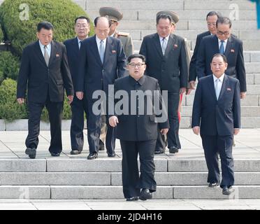 27 avril 2018-Paju, le dirigeant nord-coréen et sud-coréen Kim Jong un (au centre) arrive pour le Sommet intercoréen sur 27 avril 2018 à Panmunjom, en Corée du Sud. Banque D'Images