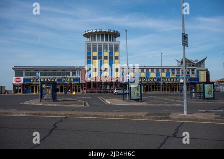 Clarence Pier sur le front de mer à Portsmouth, Angleterre. Construit à l'origine comme une jetée pour les ferries, il est maintenant un parc d'attractions avec des manèges, des arcades et des magasins Banque D'Images