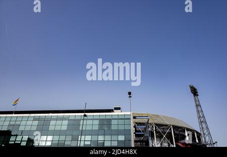 Rotterdam, pays-Bas. 18th juin 2022. 2022-06-18 09:32:14 ROTTERDAM - le drapeau arc-en-ciel vole sur le Maasgebouw près du stade Feyenoord comme partie du samedi rose. Pink Saturday est un événement national annuel qui commémore l'émancipation de la communauté LGBTQ+ avec une marche, un marché de l'information et des performances. ANP ROBIN UTRECHT pays-bas Out - belgique Out crédit: ANP/Alay Live News Banque D'Images