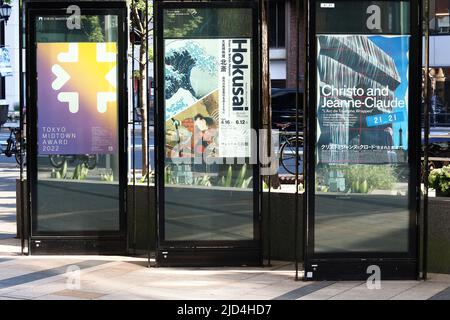 Affiches aux expositions publicitaires de Tokyo Midtown incluent Un Hokusai One au Suntory Museum of Art et Christo One à 21 21 Design Sight Gallery. Banque D'Images